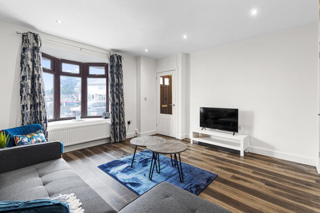 Walsall - 4 Bedroom House, Wi-Fi, Garden , Sleeps 8 - Jrr Stays Bescot ภายนอก รูปภาพ