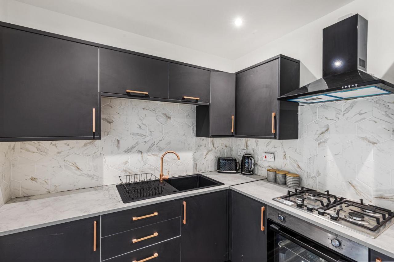 Walsall - 4 Bedroom House, Wi-Fi, Garden , Sleeps 8 - Jrr Stays Bescot ภายนอก รูปภาพ