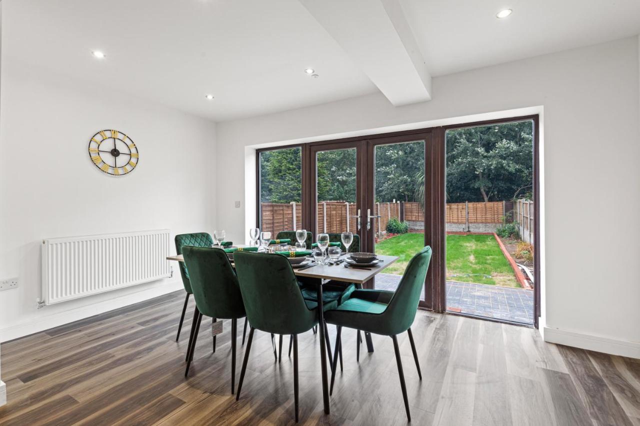 Walsall - 4 Bedroom House, Wi-Fi, Garden , Sleeps 8 - Jrr Stays Bescot ภายนอก รูปภาพ