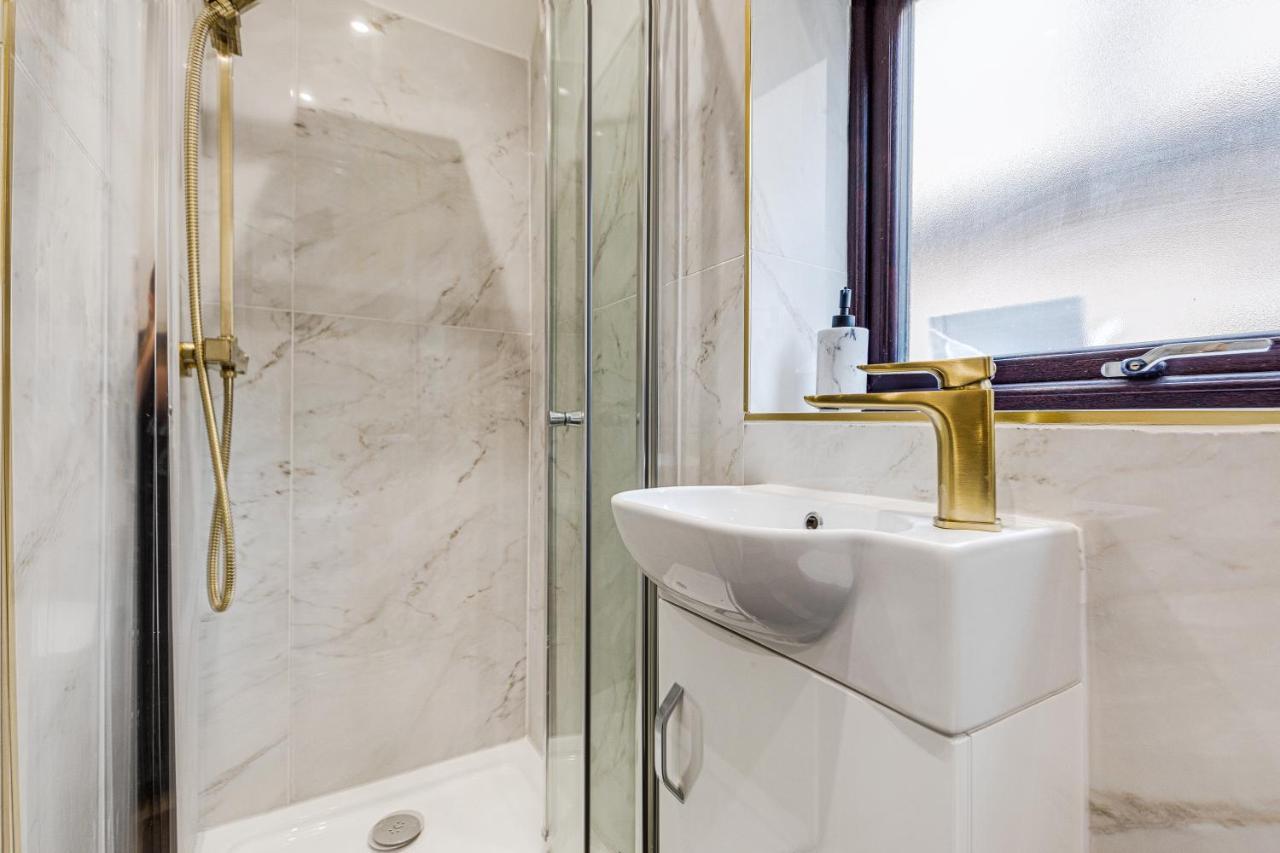 Walsall - 4 Bedroom House, Wi-Fi, Garden , Sleeps 8 - Jrr Stays Bescot ภายนอก รูปภาพ