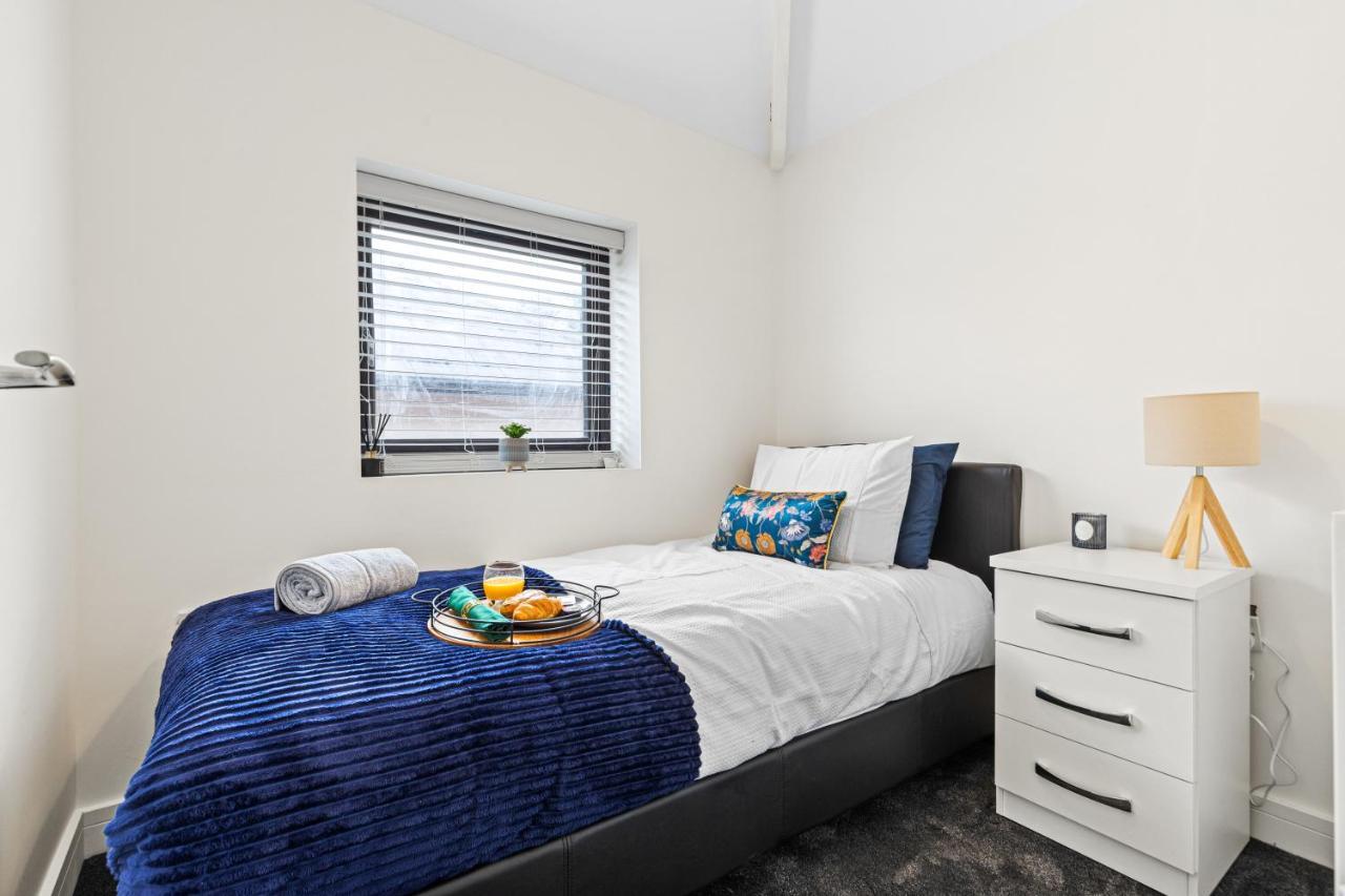 Walsall - 4 Bedroom House, Wi-Fi, Garden , Sleeps 8 - Jrr Stays Bescot ภายนอก รูปภาพ