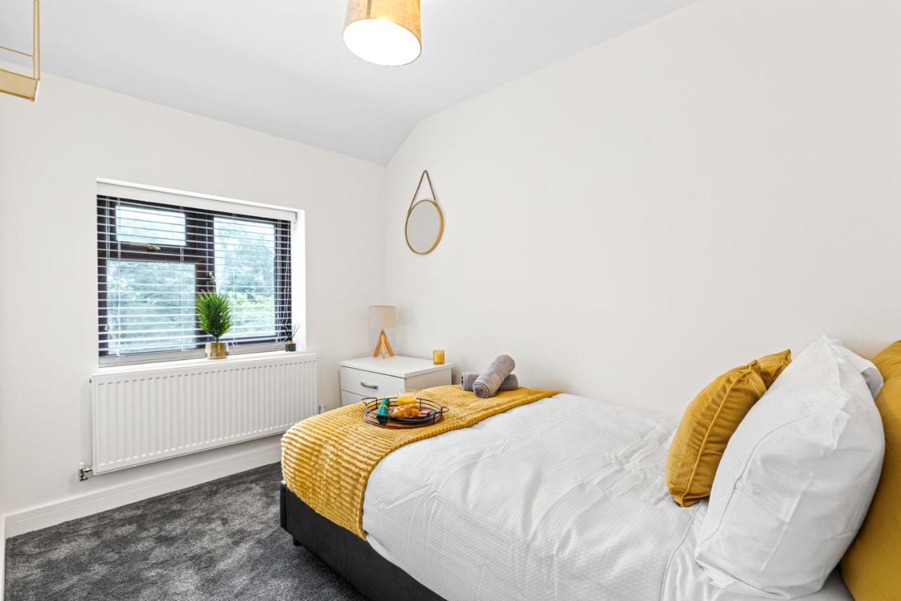 Walsall - 4 Bedroom House, Wi-Fi, Garden , Sleeps 8 - Jrr Stays Bescot ภายนอก รูปภาพ