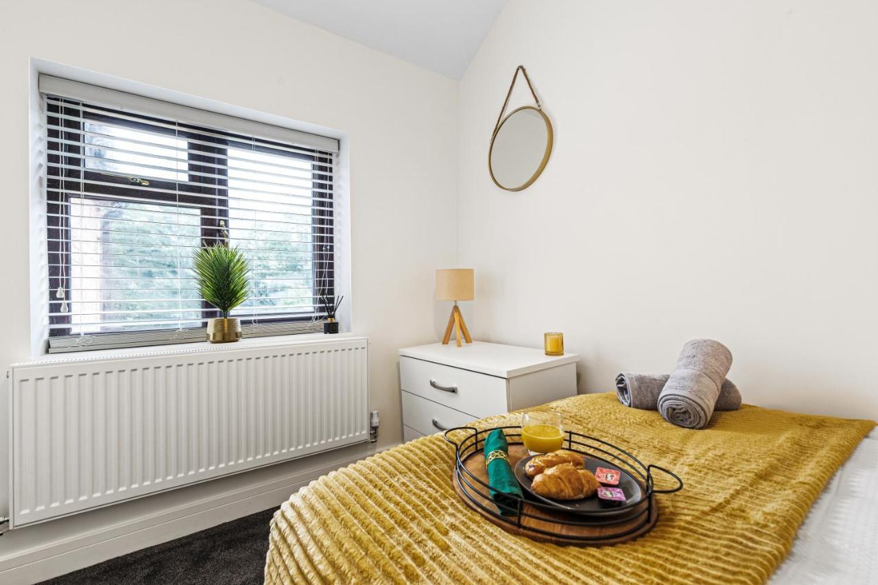 Walsall - 4 Bedroom House, Wi-Fi, Garden , Sleeps 8 - Jrr Stays Bescot ภายนอก รูปภาพ
